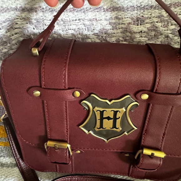 Harry Potter Purse Set-Burgundy Bag with Crest, Kisslock Gringotts Change Purse. - Picture 7 of 12